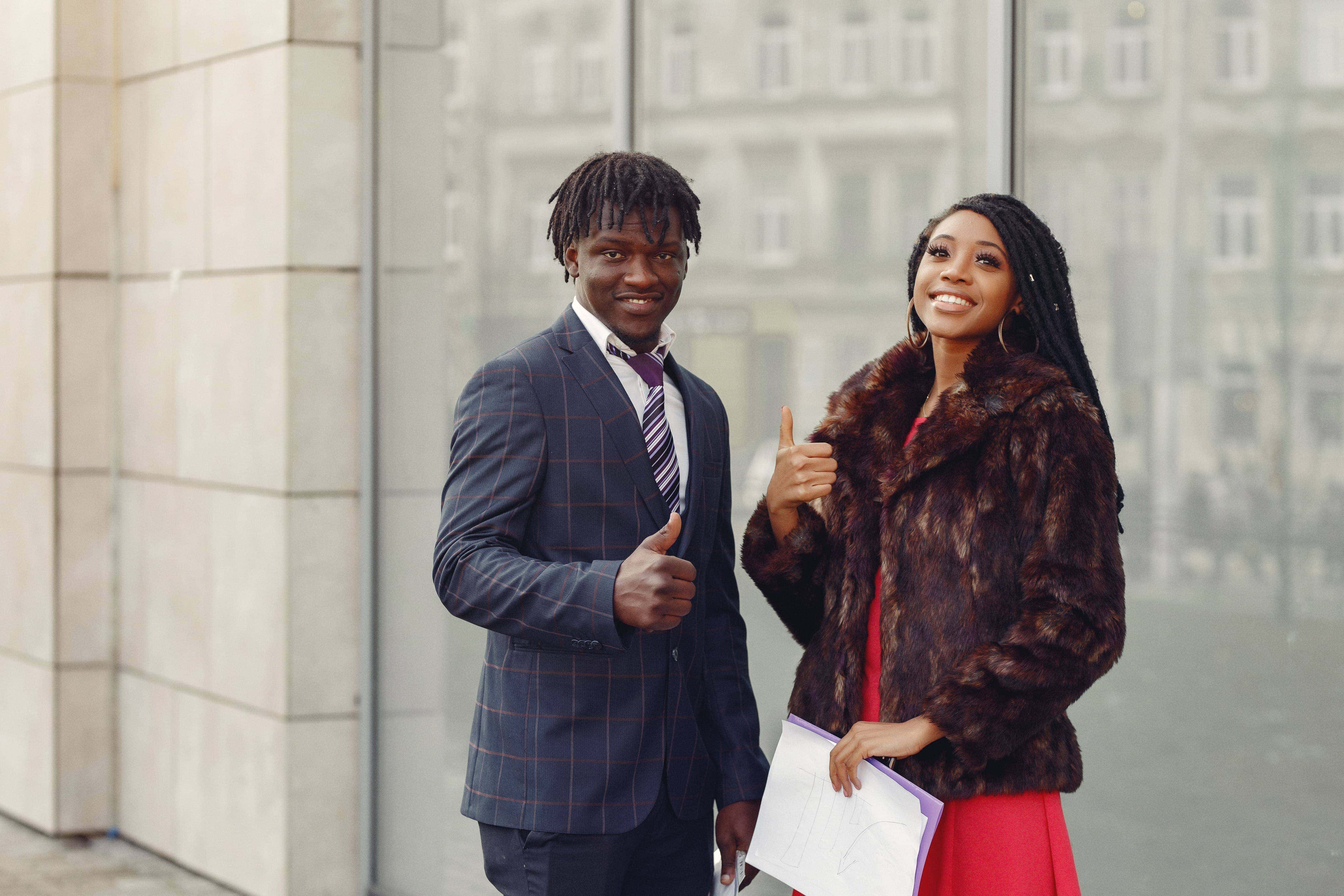 Empresários negros a conversar num escritório