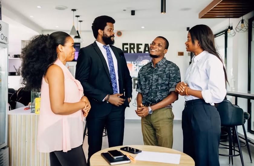 Equipa negra a colaborar numa reunião